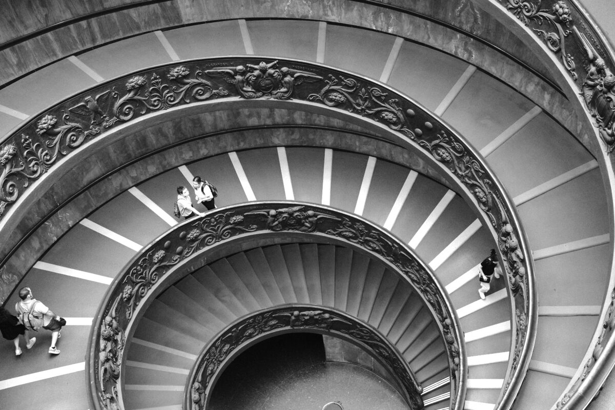 Treppe im Vatikanmuseum in Rom im Stile des goldenen Schnitts
