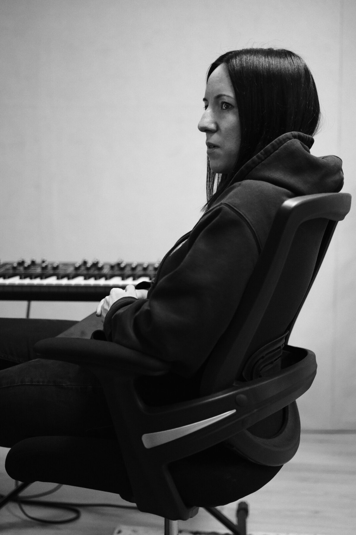 Female Rap Producer Lia aus Stuttgart in einer Studiosession xray vision Fotografie by Erbil Ray