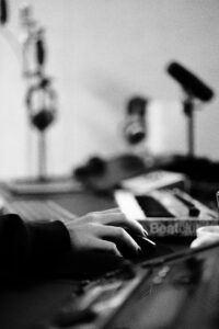 Female Rap Producer Lia und Rapper Tio aus Stuttgart in einer Studiosession xray vision Fotografie by Erbil Ray